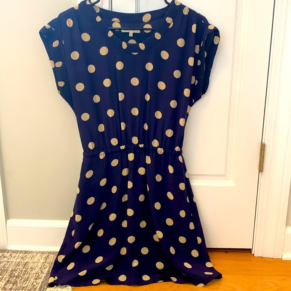 Madewell short sleeved Polk dot dress in navy and khaki.  Size XS